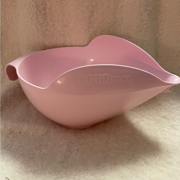 New POURfect Set of 2 Spill Poof Bowls w/Measurements inside of bowl - Picture 5 of 7